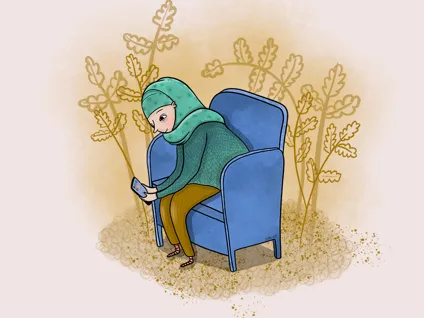 En person som sitter i en blå stol med en käpp.